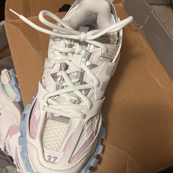 Shoes - Picture 5 of 6